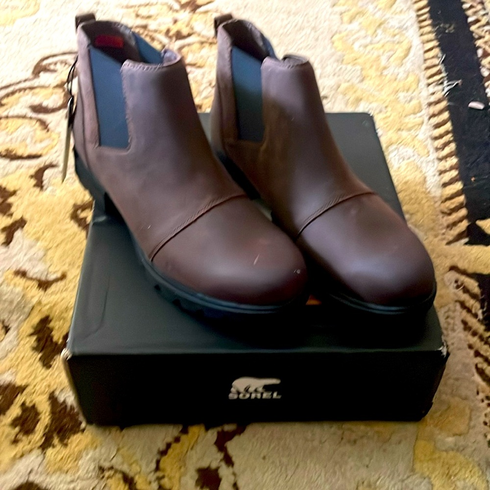 Sorel women’s low boot. Brand new with tags dark brown and waterproof. Size 10